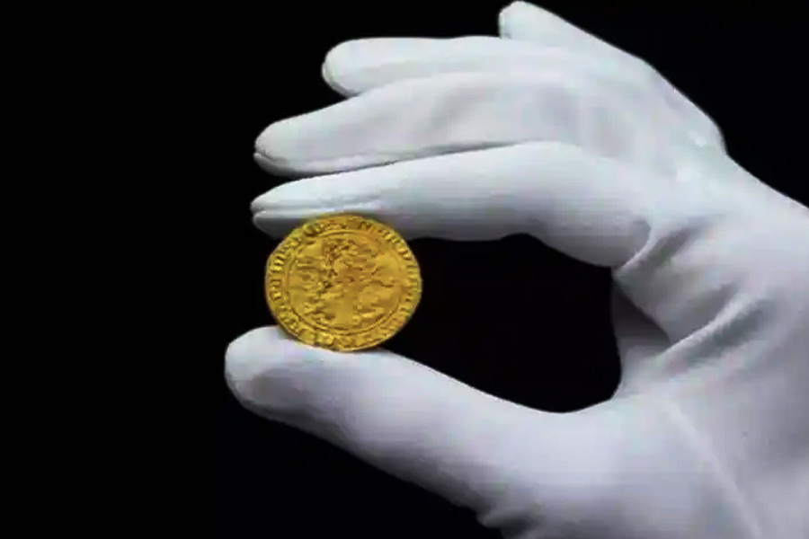 পরে তাঁরা জানতে পারেন, সোনার মুদ্রাগুলি সপ্তদশ থেকে অষ্টাদশ শতকের। এই প্রাচীন মুদ্রাগুলির সঙ্গে ইংল্যান্ডের ইতিহাসের যোগ রয়েছে।