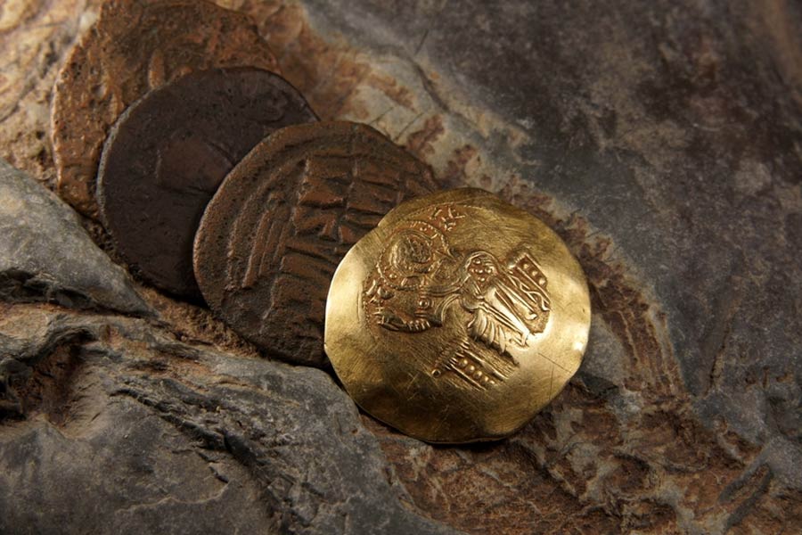 ১৬১০ থেকে ১৭২৭ সালের মধ্যে ব্যবসা সূত্রে এই মুদ্রাগুলি তাঁদের দখলে আসে।