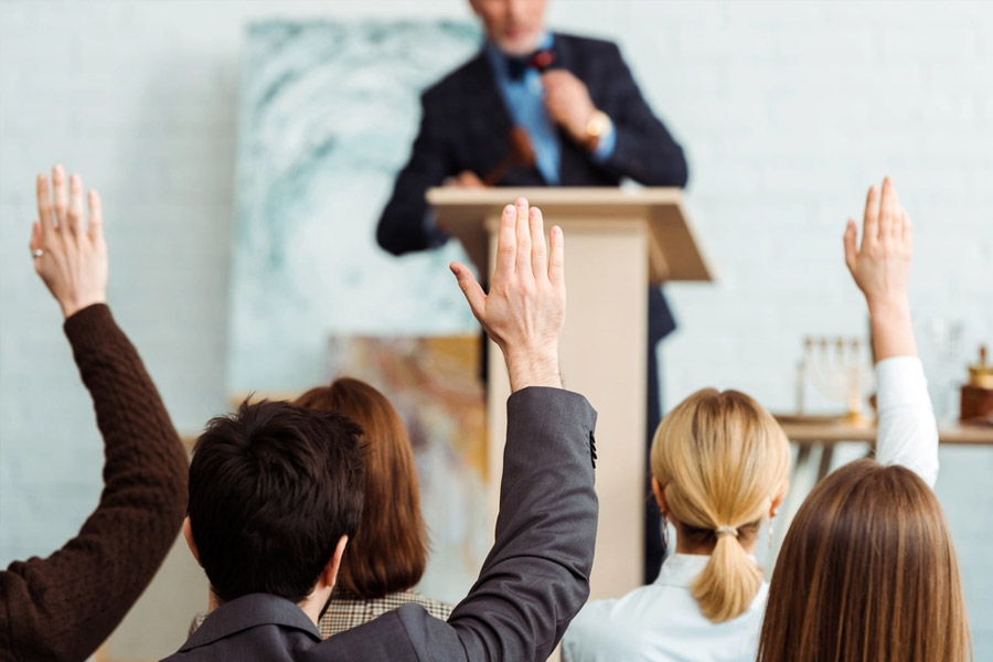 প্রাচীন মুদ্রার নাগাল পাওয়ায় ড্যামসন দম্পতি লন্ডনের নিলামঘরের সঙ্গে যোগাযোগ করেন।