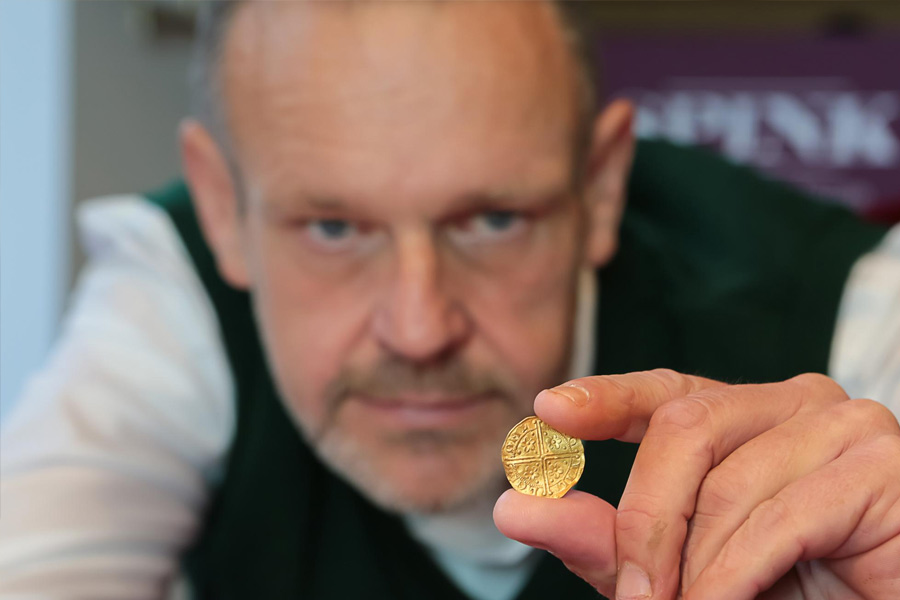 তিনি আরও জানান, ২৬৪টি মুদ্রার মধ্যে সবচেয়ে বেশি দামে বিক্রি হয়েছে ১৭২০ সালের স্বর্ণমুদ্রাটি। এই মুদ্রাটি ৬৯,৭১০ ডলারে (ভারতীয় মুদ্রায় প্রায় ৫৭ লক্ষ ৫০ হাজার টাকা) নিলাম হয়েছে।