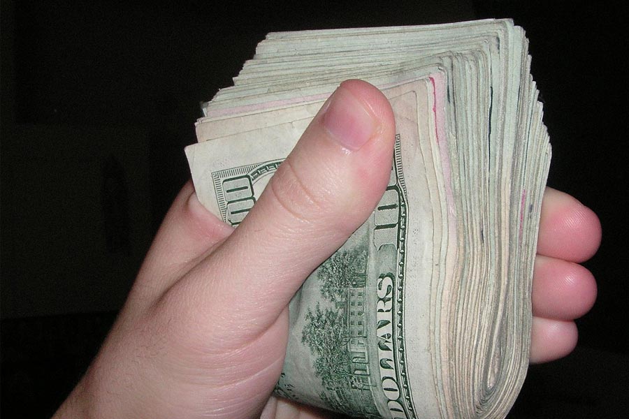 ২৬৪টি মুদ্রার নিলামে মোট ৮ লক্ষ ৪২ হাজার ৩৩০ ডলার (ভারতীয় মুদ্রায় প্রায় ৬ কোটি ৯৪ লক্ষ টাকা) পেয়েছেন দম্পতি।