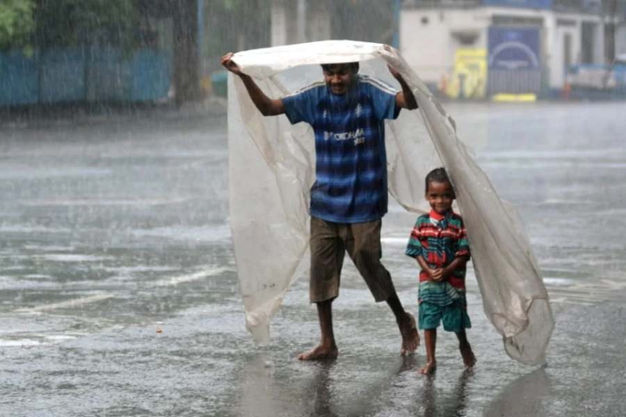 যদিও ইতিমধ্যেই উত্তরবঙ্গ থেকে বিদায় নিয়েছে বর্ষা। তবে দক্ষিণবঙ্গে আরও কয়েকদিন সেই বৃষ্টির রেশ বজায় থাকবে।