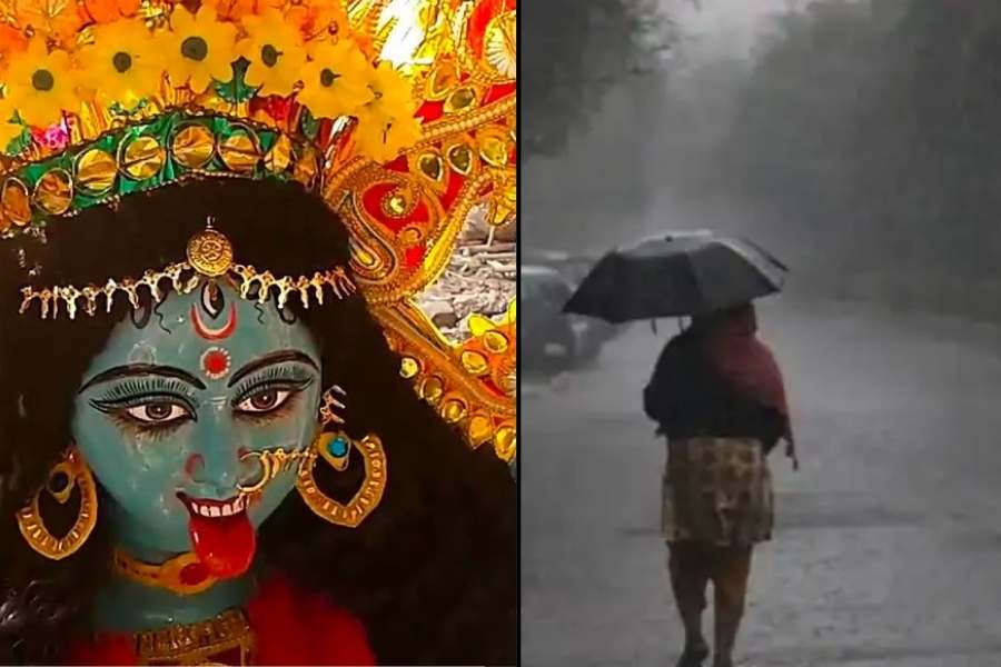 দুর্গাপুজোতেও অল্প-বিস্তর ভিজেছে কলকাতা। তবে কালীপুজোয় সেই বৃষ্টির পরিমাণ বাড়তে পারে বলে আশঙ্কা করা হচ্ছে।
