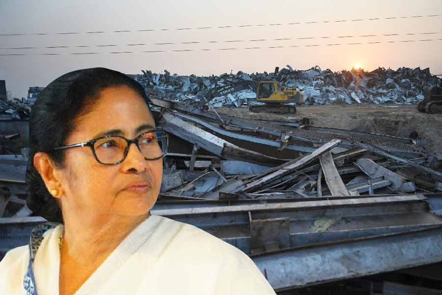 সিঙ্গুর থেকে টাটাদের ন্যানো প্রকল্প সরে যাওয়ার দায় তাঁর নয়। তার জন্য দায়ী তৎকালীন বামফ্রন্ট সরকার। বুধবার শিলিগুড়িতে বিজয়া সম্মিলনীর অনুষ্ঠান থেকে এমনই মন্তব্য করেছেন মুখ্যমন্ত্রী মমতা বন্দ্যোপাধ্যায়।