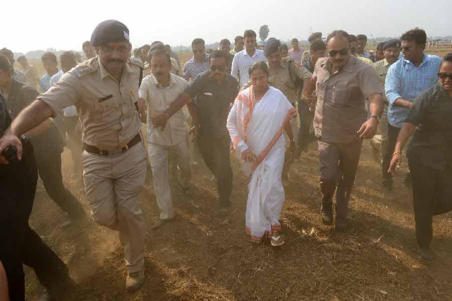 মমতার দাবি, তৎকালীন শাসক সিপিএম কৃষকদের থেকে জোর করে জমি ছিনিয়ে নিয়েছিল! ক্ষমতায় আসার পর তিনি সেই জমি ফিরিয়ে দিয়েছেন। তাঁর ওই মন্তব্যের জেরে তৈরি হয়েছে বিতর্ক। প্রসঙ্গত, সিঙ্গুরে ন্যানো প্রকল্পের জন্য ৯৯৭ একর জমি অধিগ্রহণ করেছিলেন তৎকালীন বাম সরকার। তার মধ্যে প্রায় ৪০০ একর জমির দাতা ছিলেন ‘অনিচ্ছুক’।