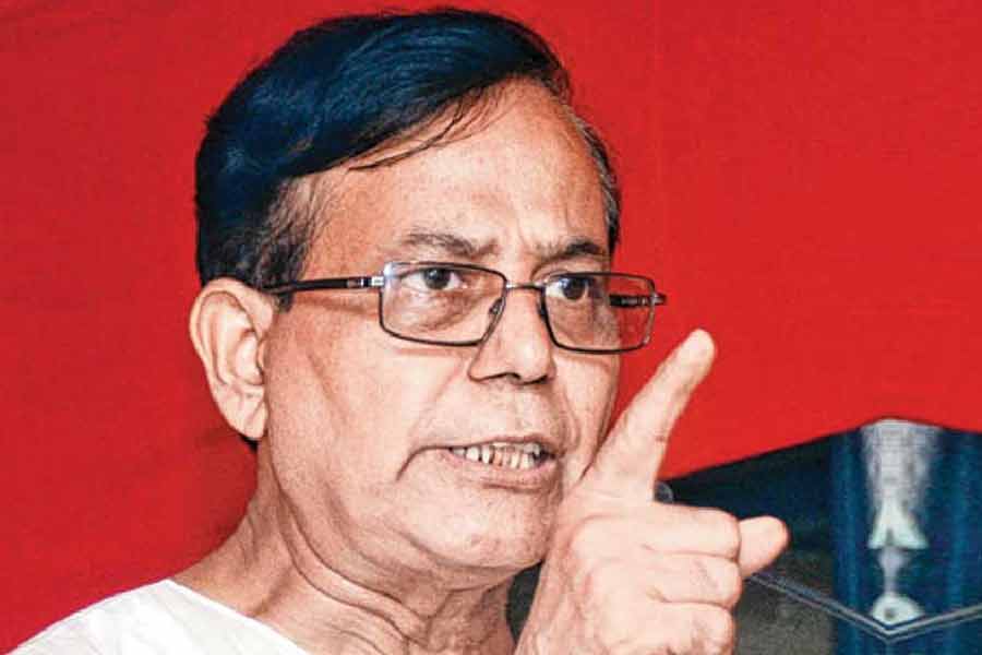 শিলিগুড়িতে ওই মন্তব্যের জেরে মমতার বিরুদ্ধে ‘মিথ্যাচার’-এর অভিযোগ তুলেছেন সিপিএমের রাজ্য সম্পাদক মহম্মদ সেলিম। টাটা কর্ণধার রতন টাটার পশ্চিমবঙ্গ ছাড়ার আগে মন্তব্যের প্রসঙ্গ তুলে তিনি বলেছেন, ‘‘মমতা মাথায় বন্দুক ধরে ট্রিগার টিপে দিলেন বলেই সিঙ্গুর ছেড়ে চলে যেতে হল, সে কথা তো রতন টাটাই বলেছিলেন।’’