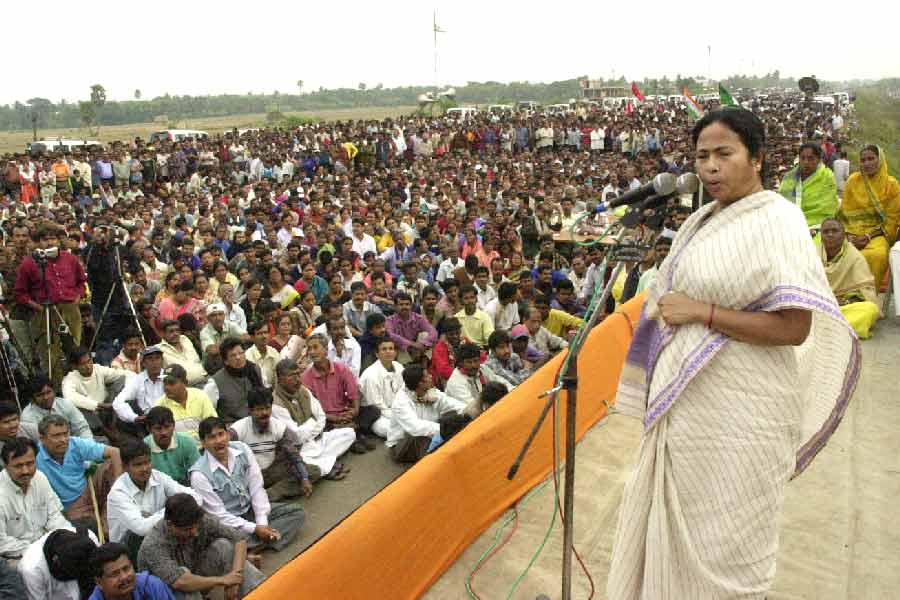 ইতিহাস বলছে, ২০০৬ সালের ১৮ মে সিঙ্গুরে ছোট গাড়ি তৈরির প্রকল্প ঘোষণা করেছিলেন রতন টাটা। ২৫ মে থেকে ৯৯৭ একর কৃষিজমি অধিগ্রহণের প্রস্তাবের বিরুদ্ধে বিক্ষোভ শুরু হয়েছিল। তার নেতৃত্বে ছিল বিরোধী তৃণমূল।