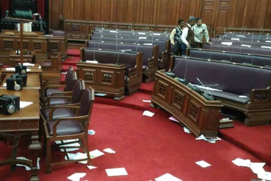 ২০০৬-এর ৩০ নভেম্বর সিঙ্গুরে গিয়ে আক্রান্ত হন তৎকালীন বিরোধীনেত্রী মমতা। সেই অশান্তির রেশ এসে পৌঁছয় রাজ্য বিধানসভায়। সে দিন বিরোধী দল তৃণমূলের বিধায়কদের একাংশ বিধানসভার আসবাব ভাঙচুর করেছিলেন বলে বামেদের অভিযোগ।