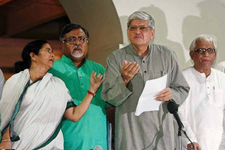 সিঙ্গুরের ‘অনিচ্ছুক’ কৃষকদের জমি ফেরানোর দাবিতে ২৬ দিন (৩-২৮ ডিসেম্বর, ২০০৬) ধর্মতলার মোড়ে অনশন-অবস্থান করেছিলেন মমতা। তৎকালীন রাজ্যপাল গোপালকৃষ্ণ গান্ধীর তৎপরতায় রাজভবনে আলোচনা হয়েছিল সেই ঘটনা নিয়ে। মমতার অনশন মঞ্চে এসেছিলেন বিভিন্ন দলের নেতা। সমর্থন এসেছিল তৎকালীন কেন্দ্রীয় সরকারের তরফেও। অনশন মঞ্চে চিঠি পাঠিয়েছিলেন তৎকালীন প্রধানমন্ত্রী মনমোহন সিংহও। সকলের সনির্বন্ধ অনুরোধে অনশন প্রত্যাহার করেছিলেন তৃণমূল নেত্রী।