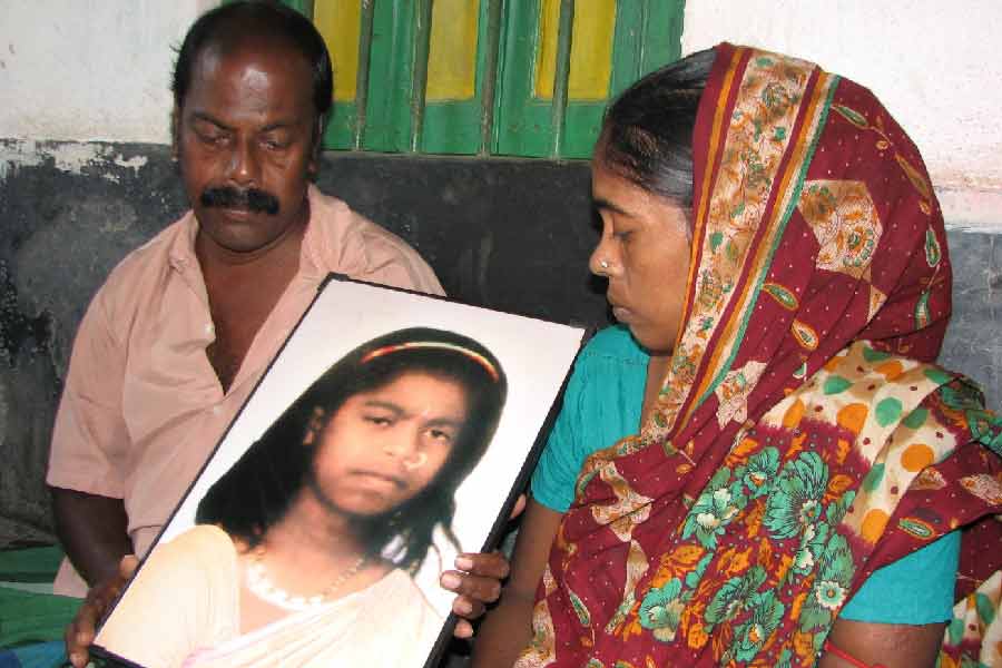 ১৮ ডিসেম্বর সিঙ্গুরের বাজেমেলিয়া গ্রামের বাসিন্দা ১৬ বছরের কিশোরী তাপসী মালিকের মৃত্যু ঘিরে রাজনৈতিক চাপান-উতোর শুরু হয়। খুনের জন্য সিপিএমকে দায়ী করে তাপসীর পরিবার এবং তৃণমূল।