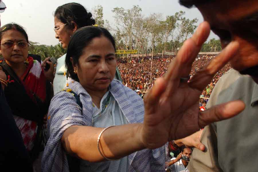 ২১ মে রাজ্যের পঞ্চায়েতে ভোটে সিঙ্গুর-সহ বিভিন্ন এলাকায় জয়ী হয় তৃণমূল। অগস্টে নতুন করে শুরু হয় জমিরক্ষা আন্দোলন। ২৪ অগস্ট থেকে টানা ১৫ দিন দুর্গাপুর এক্সপ্রেসওয়ের ধারে অবস্থান করেন মমতা।
