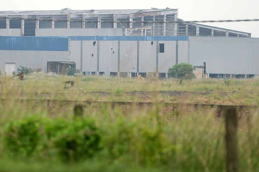 ৩ অক্টোবর সিঙ্গুর থেকে প্রকল্প সরানোর ঘোষণা করেন টাটা গোষ্ঠীর কর্ণধার। ৭ অক্টোবর আনুষ্ঠানিক ভাবে জানানো হয়, ন্যানো কারখানার পরবর্তী গন্তব্য নরেন্দ্র মোদীর রাজ্য গুজরাতের সানন্দে। তখন মোদী গুজরাতের মুখ্যমন্ত্রী।