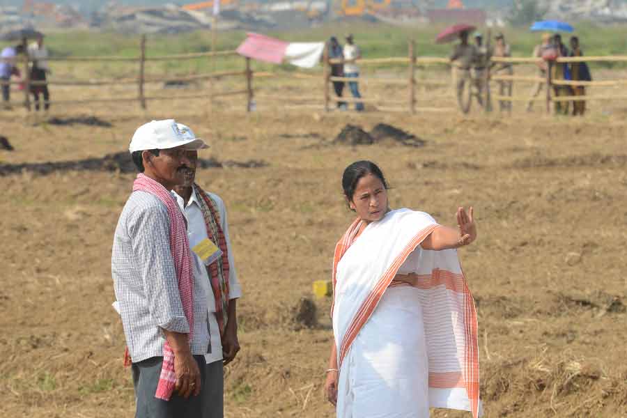 সিঙ্গুর তথা বাংলা থেকে প্রকল্প গুটিয়ে গুজরাতে নিয়ে যাওয়ার সিদ্ধান্ত ঘোষণা করতে গিয়ে রতন টাটা জানিয়েছিলেন, তিনি ‘ব্যাড এম (মমতা)’ এবং ‘গুড এম (মোদী)’-র মধ্যে দ্বিতীয়টি বেছে নিচ্ছেন।