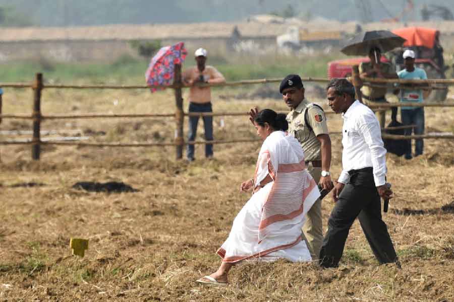 ২০১১ সালের মে মাসে বিধানসভা ভোটে জিতে মুখ্যমন্ত্রী হওয়ার পরেই সিঙ্গুরের ‘অনিচ্ছুক’ কৃষকদের জমি ফেরাতে সক্রিয় হয়েছিলেন মমতা। বস্তুত, মমতা মন্ত্রিসভার প্রথম সিদ্ধান্তই ছিল সিঙ্গুরের ‘অনিচ্ছুক’ কৃষকদের জমি ফিরিয়ে দেওয়া হবে। ৯ জুন জমি ফেরাতে জারি করা হয় অধ্যাদেশ।