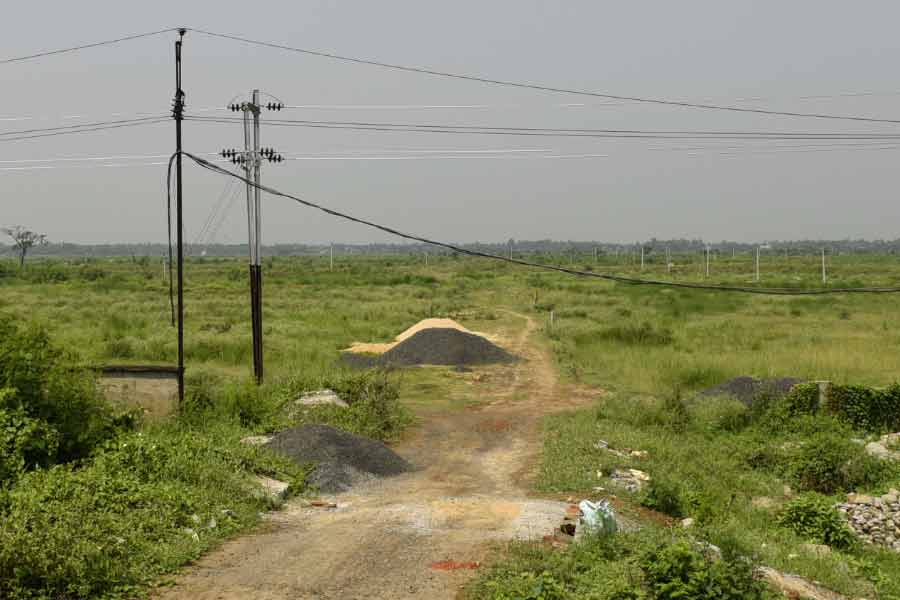 রাজ্যের পক্ষে হাই কোর্টের সেই রায়কে চ্যালেঞ্জ করে ১ নভেম্বর ডিভিশন বেঞ্চে আবেদন জানায় টাটা গোষ্ঠী। ২০১২-র ২২ জুন ডিভিশন বেঞ্চে হার হয় রাজ্যের। কৃষকদের জমি ফেরানোর আইন ‘অসাংবিধানিক’ ঘোষিত হয়।