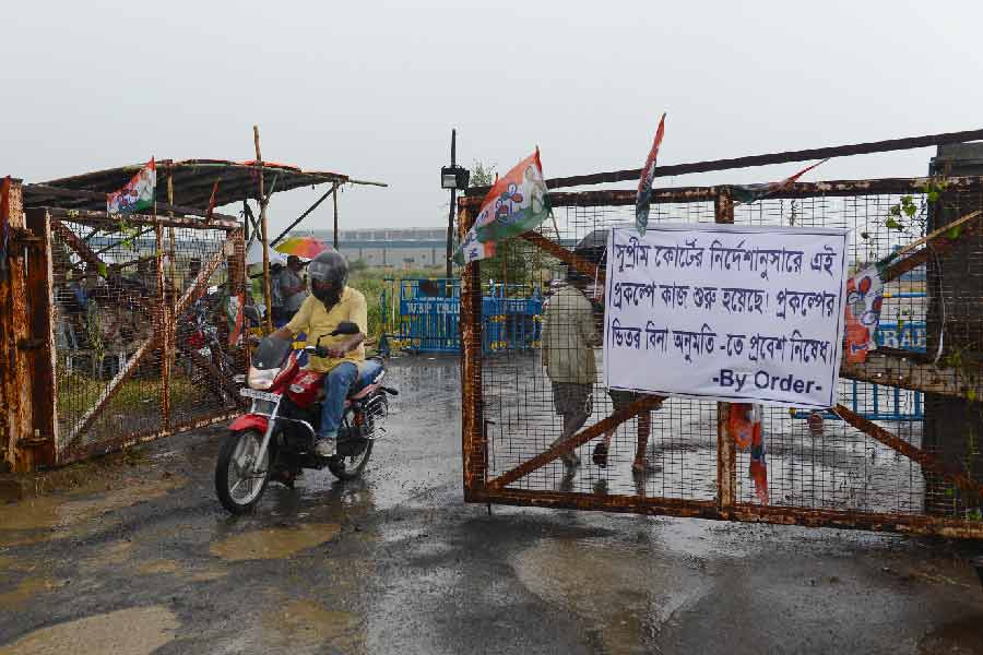 ডিভিশন বেঞ্চের সেই রায়কে চ্যালেঞ্জ করে ৬ অগস্ট সুপ্রিম কোর্টে যায় রাজ্য সরকার। ২০১৩-য় শীর্ষ আদালতে টাটা গোষ্ঠী জানায়, ‘বিকল্প শিল্প’ গড়ার উদ্দেশ্যে তারা সিঙ্গুরের ওই জমি হাতে রাখতে চায়।