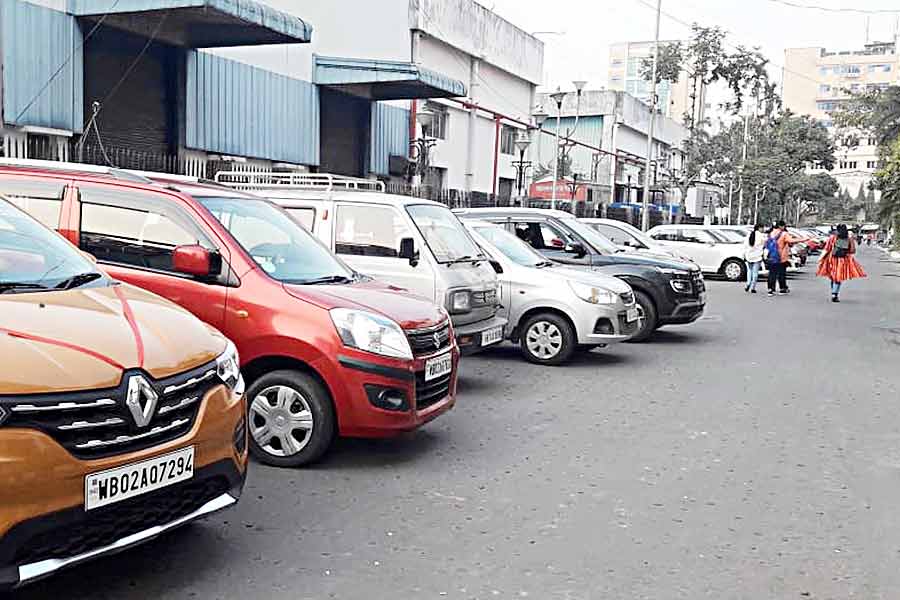 মূলত সাইকেল, মোটরবাইক, বাস, লরি এবং চারচাকা গাড়ির মতো যানবাহনগুলির পার্কিং ফি বাড়াচ্ছে পুরসভা। নির্দিষ্ট যানবাহনের জন্য দিতে হবে নির্দিষ্ট অর্থ। স্থির হয়েছে তার স্তরও।
