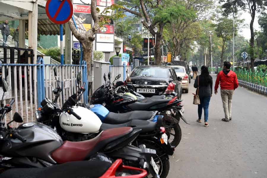 দিনের বেলায় সব গাড়ি থেকেই দ্বিগুণ বা তিন গুণ পার্কিং আদায়ের সিদ্ধান্ত নেওয়া হয়েছে। পার্কিংয়ের সময় বাড়লে সমানুপাতিক হারে বাড়বে অর্থও। পুরসভার মতে, এতে পারিপার্শ্বিক আরও কিছু সমস্যা এড়ানো যাবে।