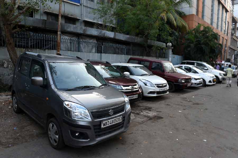 বেশ কয়েক গুণ বাড়তে চলেছে মোটরবাইকের পার্কিং ফি। আগে দিতে হত ঘণ্টাপিছু ৫ টাকা। এখন সাধারণত ভাবে তা বেড়ে হতে চলেছে দ্বিগুণ, অর্থাৎ ঘণ্টায় ১০ টাকা। কিন্তু ৫ ঘণ্টা বাইক রাখলে পার্কিং ফি বেড়ে হবে ৮০ টাকা। আরও বেশি সময় মোটরবাইক রাখলে ঘণ্টাপিছু দিতে হবে ৫০ টাকা করে।