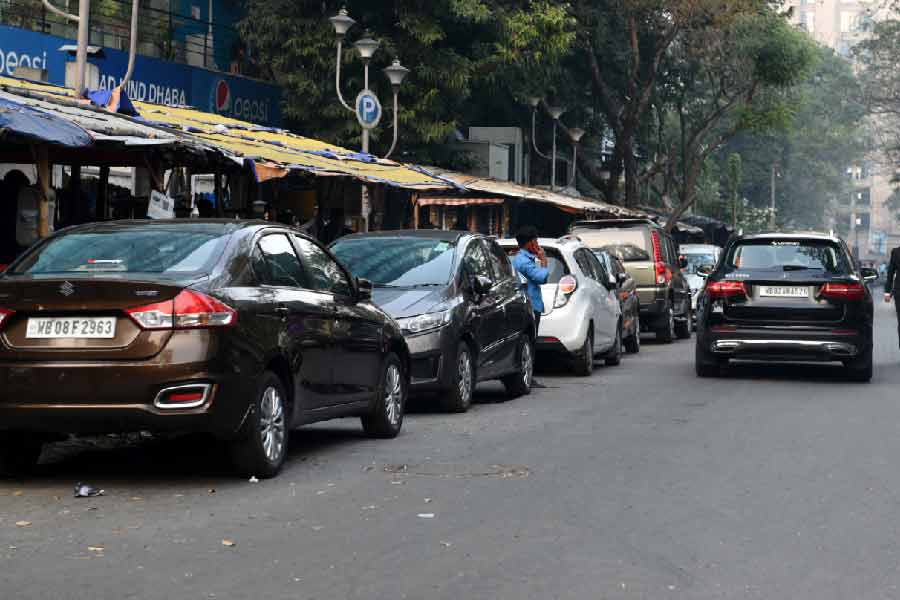  কলকাতায় চারচাকা গাড়ির সংখ্যা দিন দিন বাড়ছে। সে ক্ষেত্রেও বাড়ানো হয়েছে পার্কিং। ঘণ্টায় ১০ টাকা থেকে ২০ টাকা করা হয়েছে পার্কিং ফি। এ ছাড়া ৫ ঘণ্টার জন্য নেওয়া হবে মোট ১৬০ টাকা। এর পর গাড়ি রাখা হলে ঘণ্টায় ১০০ টাকা করে দিতে হবে ফি।