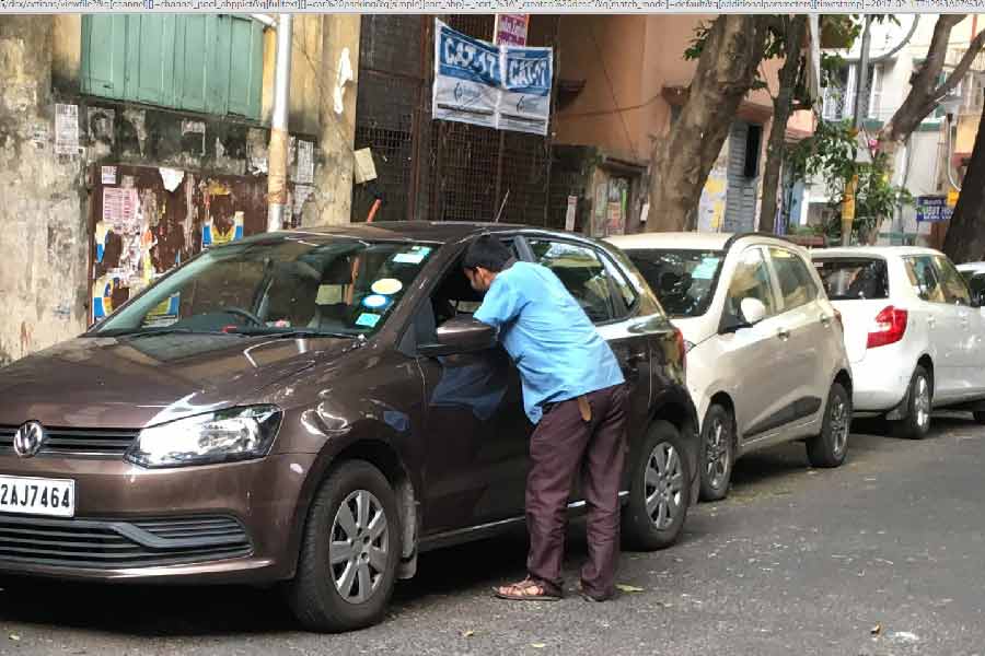  শহরের বিভিন্ন জায়গায় রাখা হয় যাত্রিবাহী বাস। বাসের ক্ষেত্রেও আদায় করা হবে বাড়তি পার্কিং। আগে তা ছিল ঘণ্টাপিছু ২০ টাকা। এখন তা হতে চলেছে ঘণ্টায় ৪০ টাকা অর্থাৎ দ্বিগুণ। ৫ ঘণ্টা বাস রাখলে দিতে হবে মোট ২৪০ টাকা। তার বেশি হলে ঘণ্টায় ঘণ্টায় খরচ হবে ২০০ টাকা করে।
