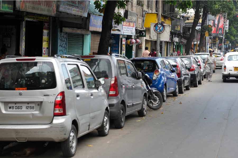 কলকাতার বহু জায়গায় রাখা হয় মালবাহী লরি। সেই লরির বাসের মতোই পার্কিংও দ্বিগুণ হারে বাড়তে চলেছে। যাত্রিবাহী বাসের মতো মালবাহী লরির পার্কিংও আদায় করা হবে একই হারে।