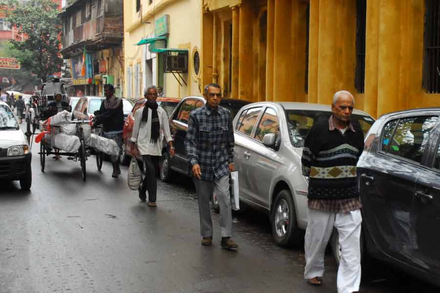 পুরসভার মতে, কলকাতায় রাস্তা ছাড়া পার্কিং লট কম। এই পরিস্থিতিতে বাড়তি পার্কিং আদায় করা হলে বাড়তি সুবিধা পাওয়া যাবে বেশ কিছু ক্ষেত্রে।