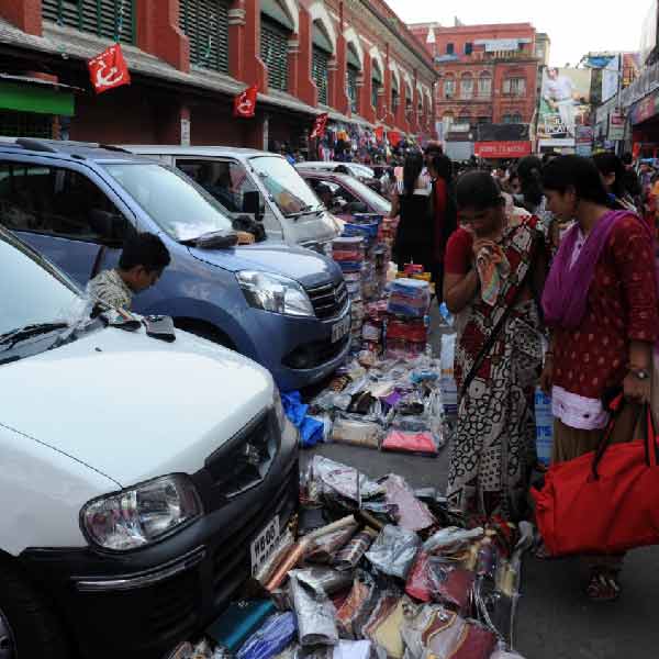 পুরসভার মতে, শহর জুড়ে বহু গাড়ি যত্রতত্র ফেলে রাখা হয় নামমাত্র পার্কিং ফি দিয়ে। তার ফলে যানজট দেখা দেয়। দেখা দেয় অন্যান্য অসুবিধাও। এ বার তাতে লাগাম পরানো যাবে বলে মনে করা হচ্ছে।