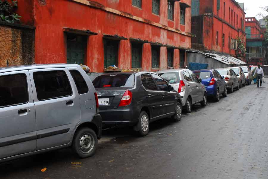 পুরসভার লক্ষ্য, শহরে গাড়ির সংখ্যা কমিয়ে যানজট কমানো। পার্কিং ফি বাড়লে শহরে গাড়ির ভিড়ে অনেকটা রাশ টানা যাবে বলেই মনে করা হচ্ছে।