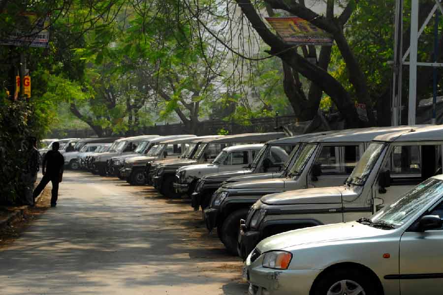 পাশাপাশি, নিজেদের আয় বাড়ানোও লক্ষ্য পুরসভার। কারণ, গত চারটি পুরবোর্ডে পার্কিং ফি বাড়েনি। তার ফলে পুরসভার আয় থমকে গিয়েছিল। অথচ গত বেশ কয়েক বছর ধরেই পুরসভার খরচ বেড়েছে। তাই এ বার নজর দেওয়া হয়েছে বাড়তি পার্কিং আদায়ের ক্ষেত্রে। এর ফলে এক ঝটকায় অনেকটা বাড়বে আয়। তাই এ বার বেশ কয়েক গুণ ভারী হতে চলেছে পার্কিং ফি-র পাল্লা।