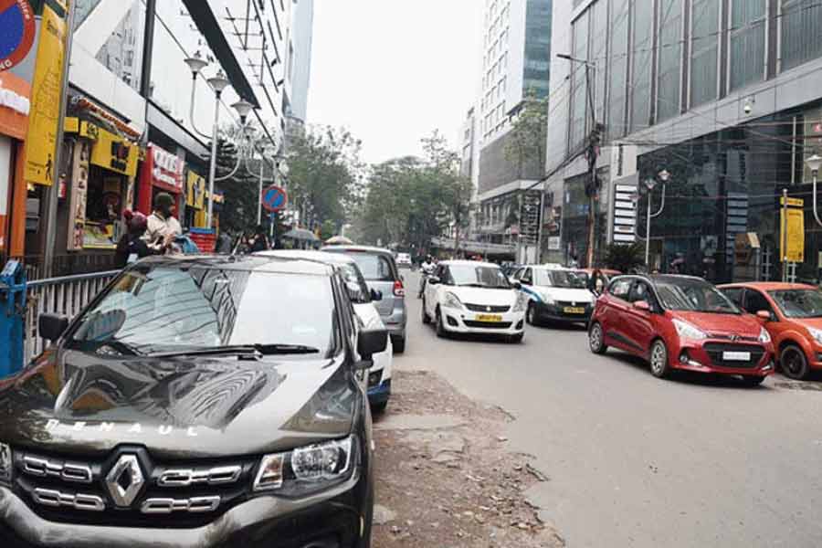 পার্কিং ফি বাড়ানোর পক্ষে সওয়াল করেছেন সংশ্লিষ্ট দফতরের মেয়র পারিষদ দেবাশিস কুমারও।