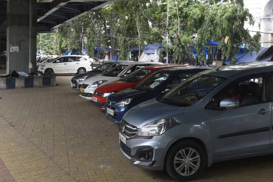 চুলচেরা বিশ্লেষণের পর পার্কিং ফি বাড়ানোর সিদ্ধান্ত নেওয়া হয়েছে বলে কলকাতা পুরসভা সূত্রে জানা গিয়েছে। মিলেছে তার চূড়ান্ত অনুমোদনও।