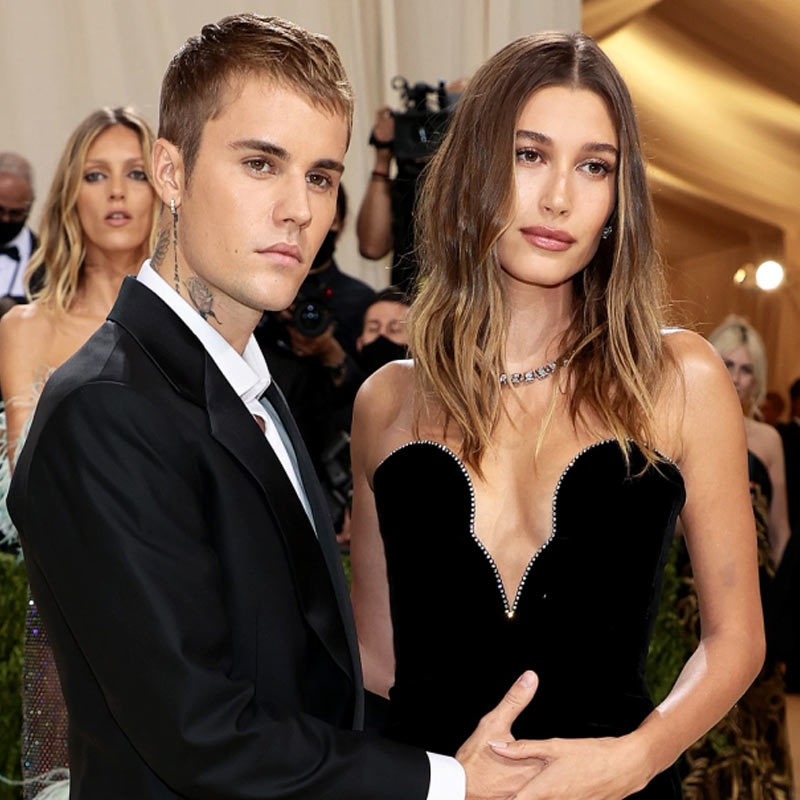 সেলেনার সঙ্গে বিচ্ছেদের কয়েক মাস পরেই হেলির সঙ্গে সম্পর্কে আসেন জাস্টিন। ২০১৮ সালে আইনি বিয়ে হওয়ার ঠিক এক বছরের মধ্যেই বিয়ের অনুষ্ঠানের আয়োজন করেন জাস্টিন-হেলি। তবে, সেলেনা এবং হেলির বন্ধুত্বে এর ফলে কোনও প্রভাব পড়েনি।