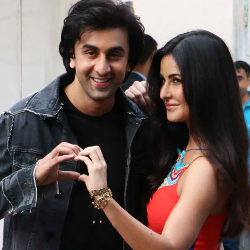 ঋষি-পুত্র রণবীর কপূরের সঙ্গে ক্যাটরিনা কইফের প্রথম আলাপ হয় ‘আজব প্রেম কি গজব কাহানি’ ছবির সেটে। বহু বছর এই দুই বলি তারকা একে অপরকে ডেট করেন। ২০১৬ সালে তাঁদের সম্পর্ক ভেঙে যায়।