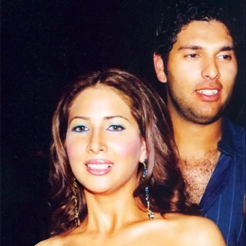 এক সময় ক্রিকেটার যুবরাজ সিংহের সঙ্গে বলি অভিনেত্রী কিম শর্মার নাম জড়িয়েছিল। কানাঘুষো শোনা যায়, অভিনেত্রীর অতিরিক্ত অধিকারবোধের কারণে ২০০৭ সালে যুবরাজের সঙ্গে তাঁর সম্পর্ক ভেঙে যায়।