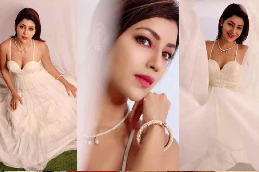 স্বচ্ছ পোশাকে মাতৃত্বকালীন  ফোটোশুট! অভিনেত্রী দেবিনার  সে সব ছবির ঝলক দেখুন