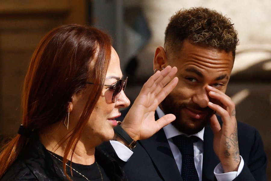 মায়ের সঙ্গে আদালতে নেমার।