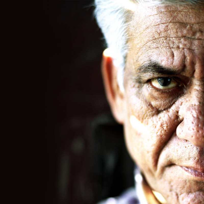 বইতে নন্দিতা লেখেন, অভিনেতার যখন ১৪ বছর বয়স, তখন বাড়ির পরিচারিকার সঙ্গে ঘনিষ্ঠ হয়েছিলেন তিনি। একাধিক বার নাকি সেই মহিলার সঙ্গে শারীরিক সম্পর্কেও জড়ান ওম।