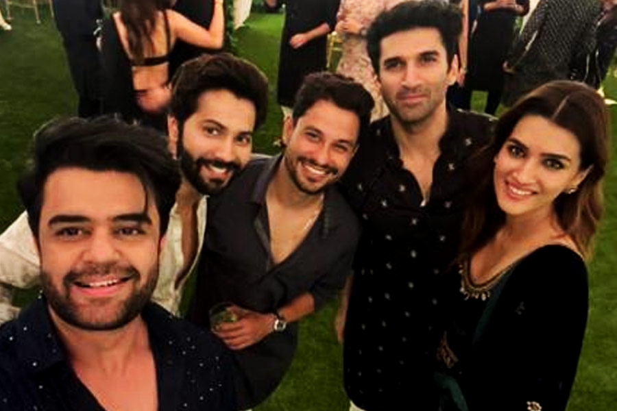 সেই পার্টি ছিল তারকাময়। বলিপাড়ার নামকরা প্রযোজক থেকে শুরু করে নায়ক-নায়িকাদের ভিড়ে মজেছিল ‘দীপাবলি পার্টি’। জমকালো পোশাকে যেন পাপারাৎজিদের ক্যামেরার লেন্সে ধরা দিল বলিপাড়ার এক টুকরো।