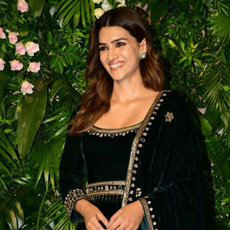 অনুষ্ঠানের আয়োজক কৃতির পরনে ছিল কালো ভেলভেট রঙের একটি লেহঙ্গা। স্কার্ট এবং ওড়নার উপর সোনালি জরির কাজ। লেহঙ্গায় অভিনেত্রী সকলের নজর কেড়েছিল। 