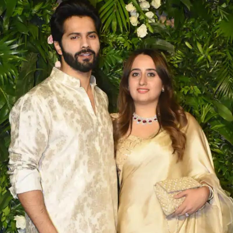 অতিথি হিসাবে উপস্থিত ছিলেন বরুণ ধাওয়ান। অভিনেতার সঙ্গে ছিলেন তাঁর স্ত্রী নাতাশা দালাল। 