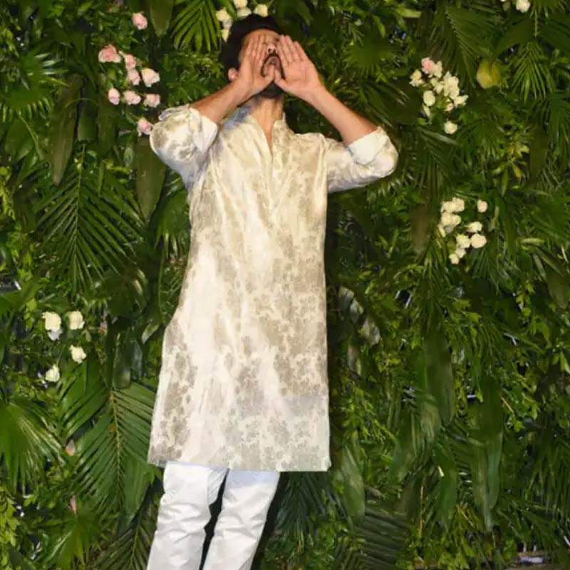 বরুণের পরনে ছিল সাদা সিল্কের কুর্তা, তার উপর সোনালি এমব্রয়ডারির কাজ করা। সেকুইন ব্লাউজের সঙ্গে সোনালি রঙের ফ্রিলড শাড়িতে দারুণ মানিয়েছিল বরুণ-পত্নীকে।