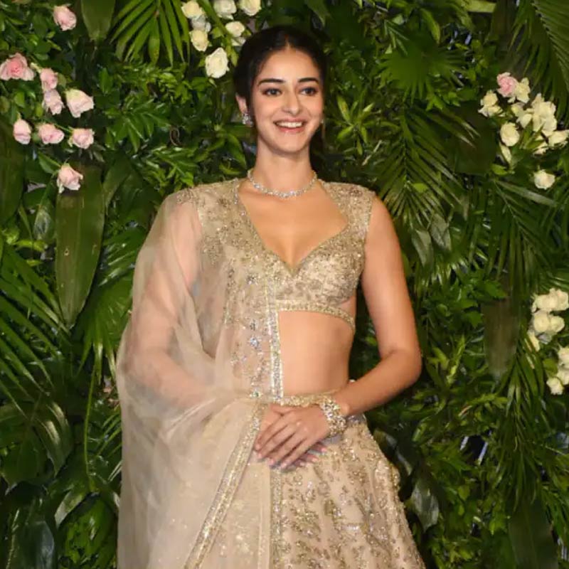 চাঙ্কি-কন্যা অনন্যাও উপস্থিত ছিলেন এই অনুষ্ঠানে। সোনালি রঙের লেহঙ্গা পরনে ছিল অভিনেত্রীর। অন্দরমহলে ঢোকার আগেই পাপারাৎজিদের ক্যামেরায় ধরা দিলেন অনন্যা। 