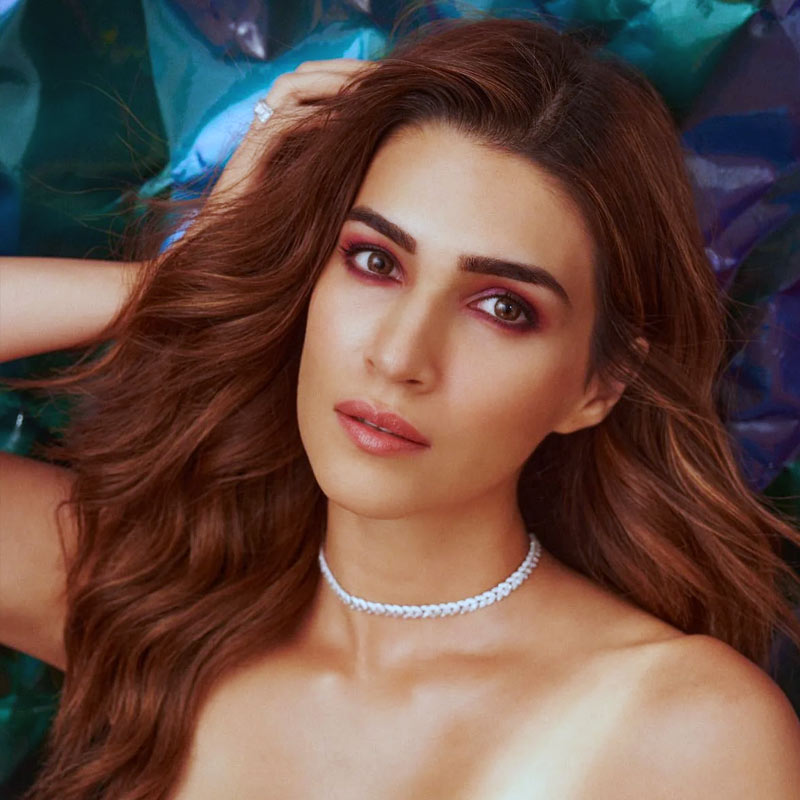 সকলে চুপচাপ থাকায় অভিনেত্রী আবার তাঁদের প্রশ্ন করলেন, তাঁর উপর কেউ রেগে রয়েছেন কি না।