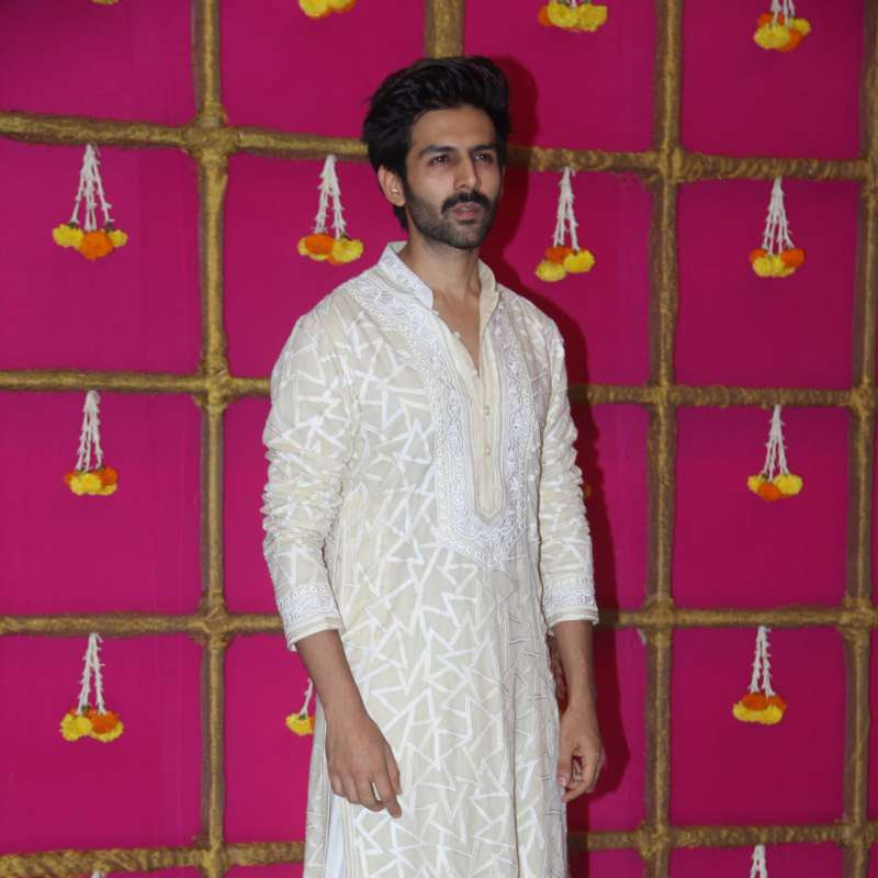 এমব্রয়ডারির কাজ করা সাদা কুর্তা-পাজামায় ধরা দিয়েছিলেন কার্তিক আরিয়ান।