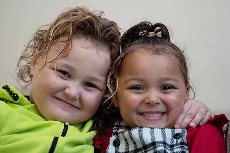 দুই সন্তানের মধ্যে যে বিষয়টি নজর কাড়ছে, তা হল গায়ের রঙের ফারাক।