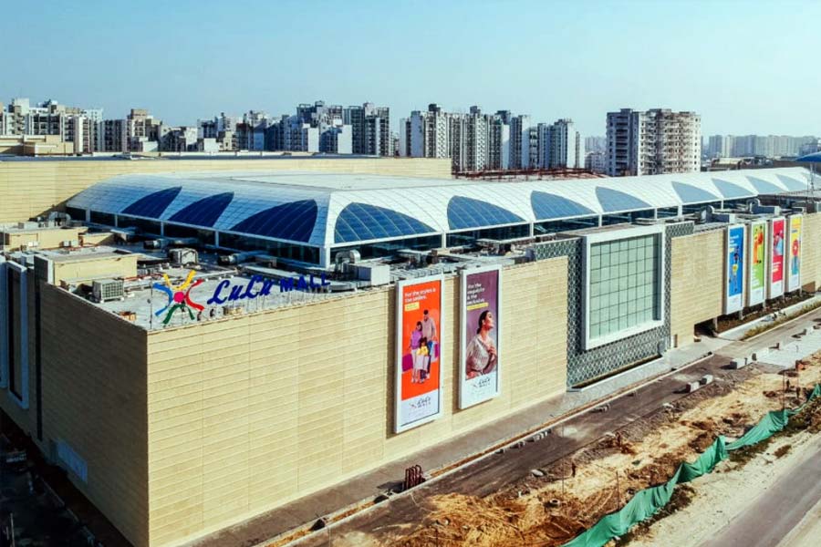 দেশের সবচেয়ে বড় শপিং মল তৈরি হবে প্রধানমন্ত্রী নরেন্দ্র মোদীর রাজ্যে। আরবের এক বহুজাতিক সংস্থা তিন হাজার কোটি টাকার বিনিয়োগ করতে চলেছে ওই মলে। তারা জানিয়েছে, আগামী বছরের শুরুতেই ‘শুভ’ কাজে হাত দেবে তারা।