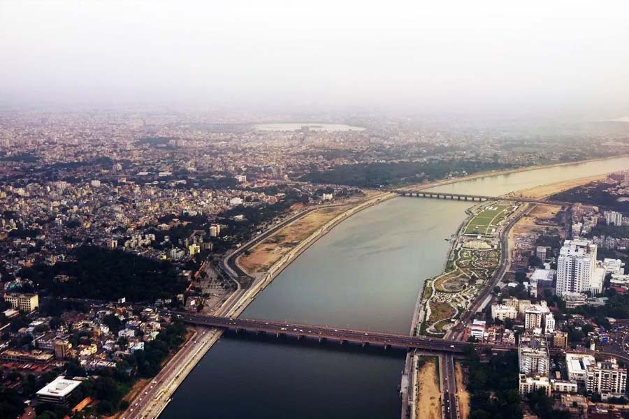 গুজরাতের আমদাবাদে তৈরি হবে মল। অবশ্য তার আগে এখনও সামান্য কিছু আনুষ্ঠানিকতা বাকি। জমি অধিগ্রহণের শেষ পর্যায়ের কাজ চলছে। তা সারা হলেই ২০২৩-এ শুরু হবে নির্মাণের কাজ। স্থাপন করা হবে ভিত্তিপ্রস্তর।