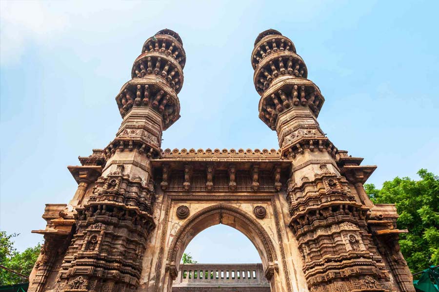 সংস্থাটি অবশ্য জানিয়েছে, আমদাবাদ শহরের যে শপিং মল তৈরি হবে, তা আকারে এই দু’টিকে তো বটেই দেশের সবচেয়ে বড় শপিং মল, হায়দরাবাদের শরৎ সিটি ক্যাপিটাল মলকেও সব দিক থেকে টেক্কা দেবে।