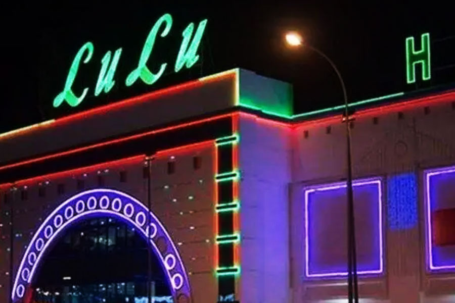 ২৭ লক্ষ বর্গফুট জুড়ে বিস্তৃত শরৎ সিটি মলটি আটতলা। সেখানে এক সঙ্গে ১৪০০টি গাড়ি এবং ৪ হাজার বাইক পার্কিংয়ের সুবিধা আছে। এ ছাড়া ৪৩০টি ব্র্যান্ডের দোকান, ৭টি স্ক্রিনের মাল্টিপ্লেক্স সিনেমা হল এবং প্রায় ২ হাজার মানুষের বসার উপযোগী ফুডকোর্টও রয়েছে। এ ছাড়া আছে অ্যাডভেঞ্চার পার্ক, স্কাই জোন পার্ক। এমনকি, স্কি করার সুবিধা বিশিষ্ট কৃত্রিম বরফের পার্কও।